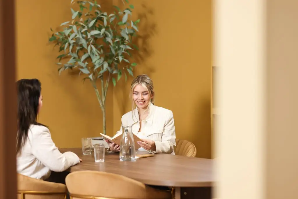 Oker gele muren in kantoor, daglichtstudio Brabant