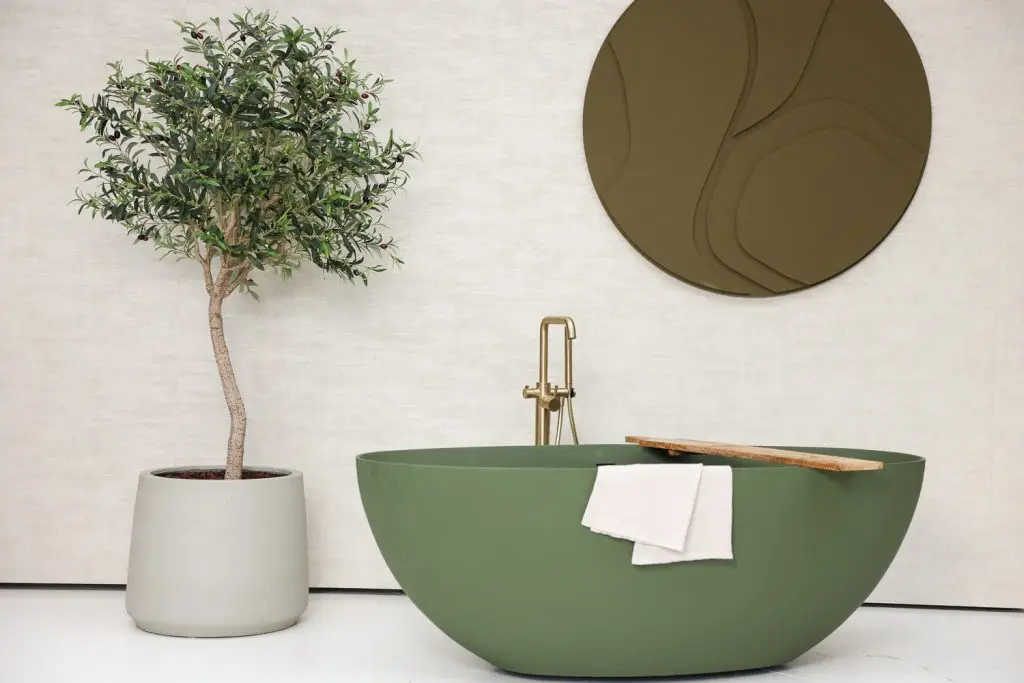 groen bad, beige muur en olijfboom in daglichtstudio