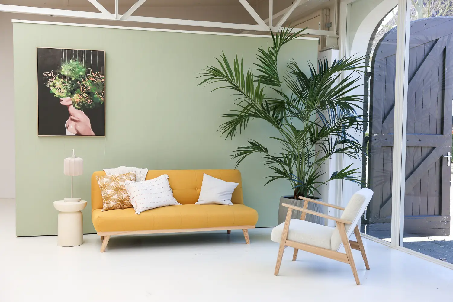 kleurrijke daglichtstudio gele bank groene muur Roosendaal