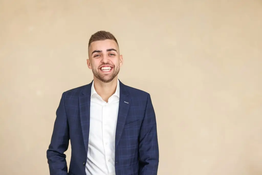 Man ondernemer, studio Roosendaal Breda, voor beige muur