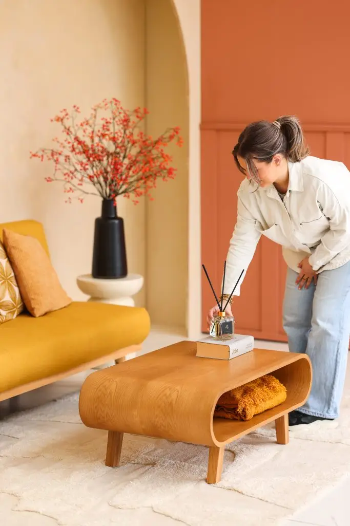 Kleurrijke daglichtstudio in Brabant, Roosendaal. Met roze bank en gele muur.