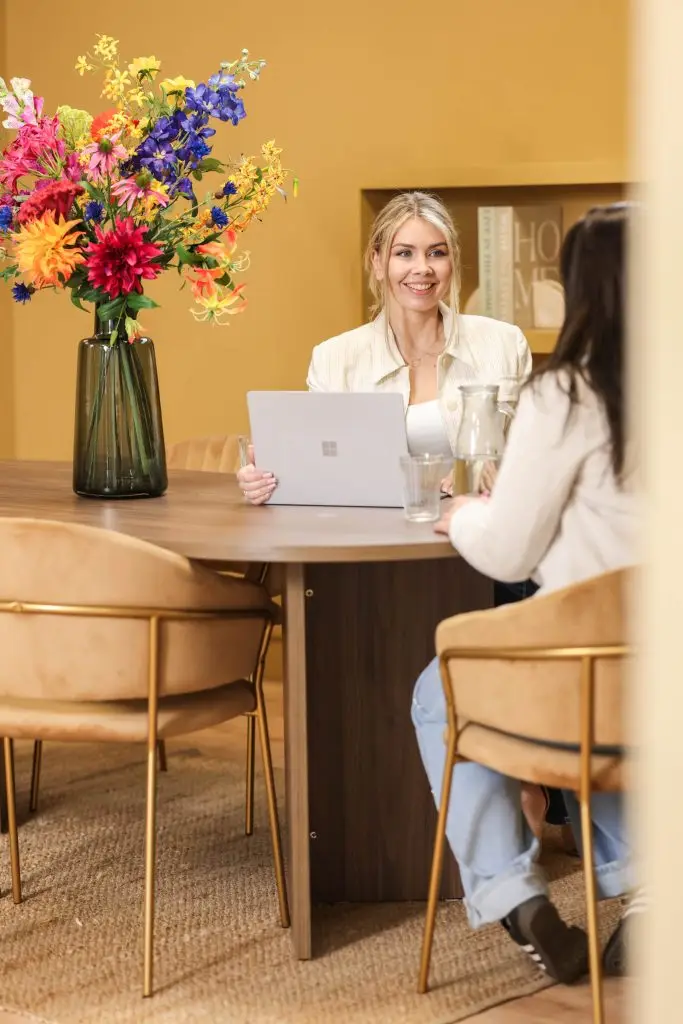 Daglicht studio vlakbij België met oker geel kantoor