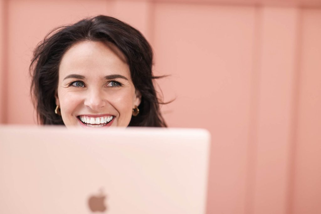Content creation voor roze muur in daglichtstudio Breda