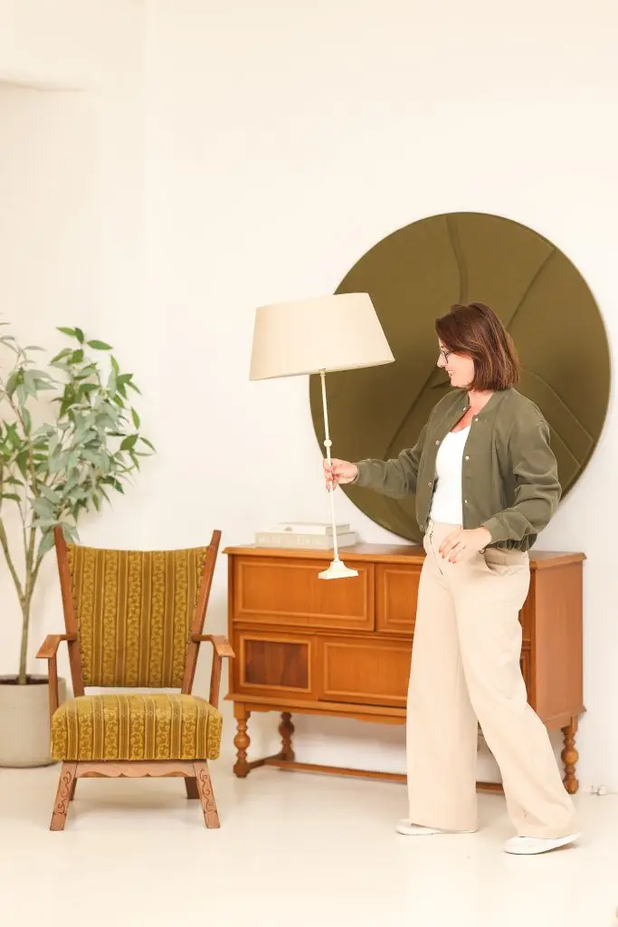 Fotograaf in actie met props in de studio. 