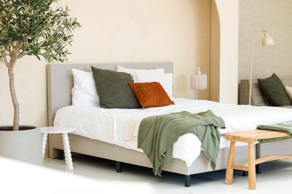 Overzicht van de studio met verschillende settings. Bed / slaapkamer in The Green D-Light