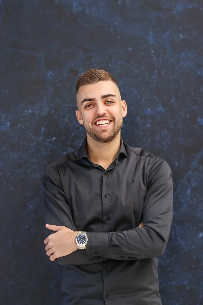 donkerblauwe muur in daglichtstudio Brabant (Roosendaal)