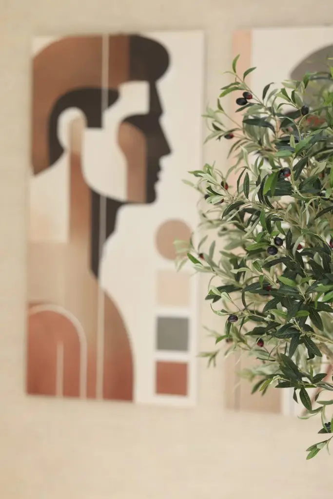 Beige wand met kunstwerk in daglichtstudio Brabant