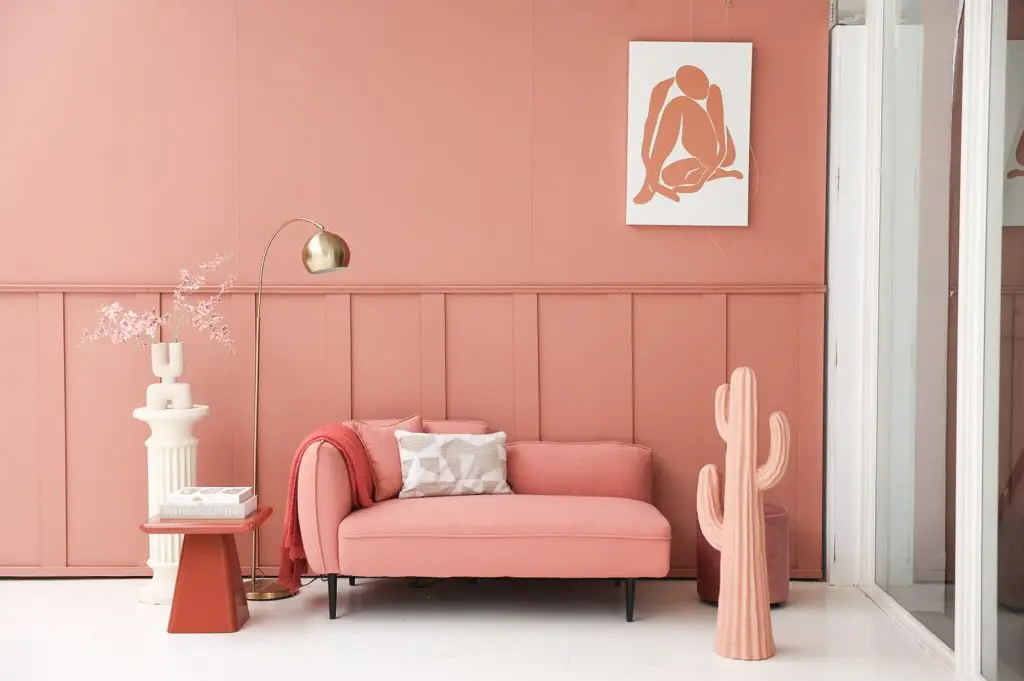 Roze muur in daglichtstudio Roosendaal (Brabant)