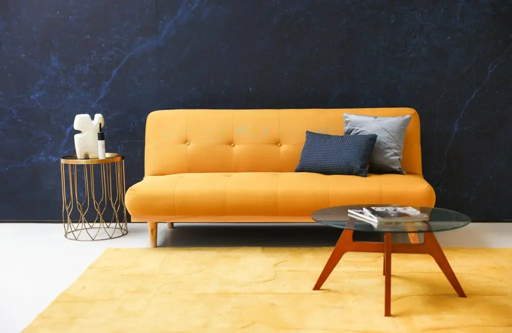 donkerblauwe hotel chique muur met gele bank in daglichtstudio Roosendaal Breda