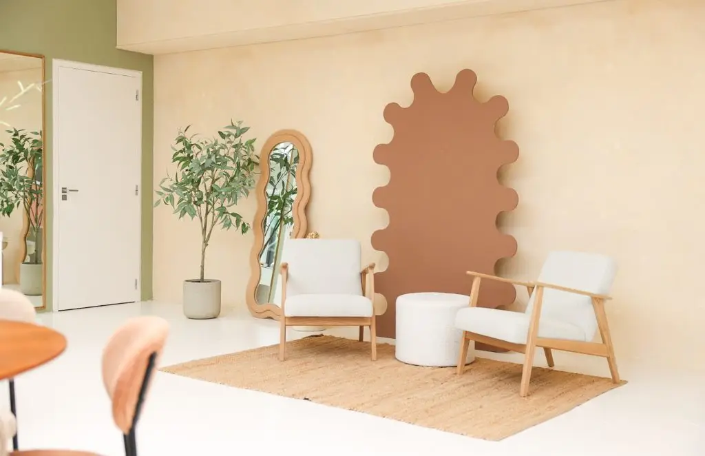 fauteuils voor beige muur in onze studio