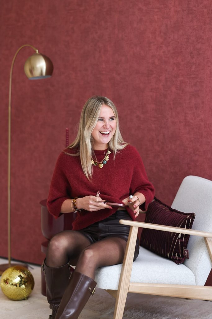 Kleurrijke fotostudio met Burgundy setting