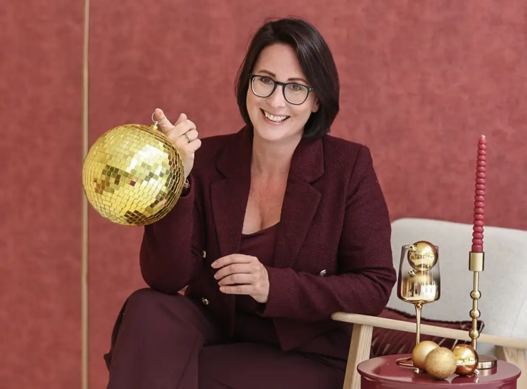 Kleurrijke fotostudio met Burgundy setting