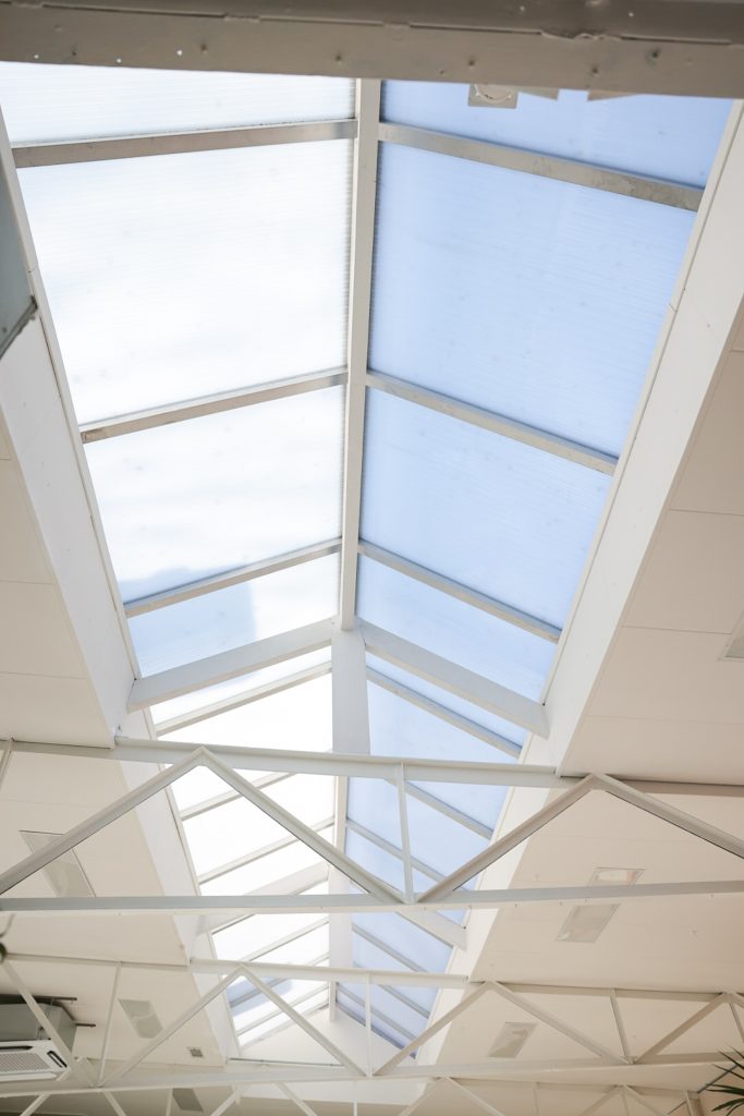 Dit is onze lichtstraat, die diffuus licht genereert zodat je echt voldoende daglicht hebt.