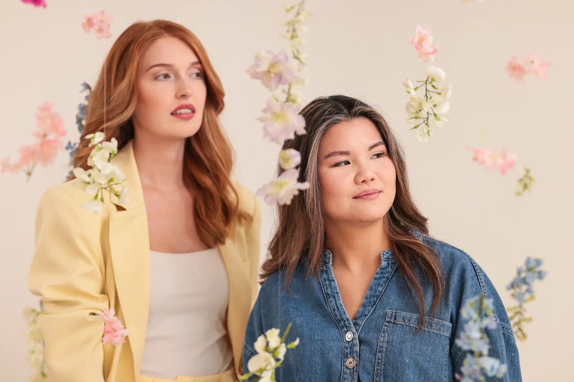 Bloemen in fotostudio, 2 modellen