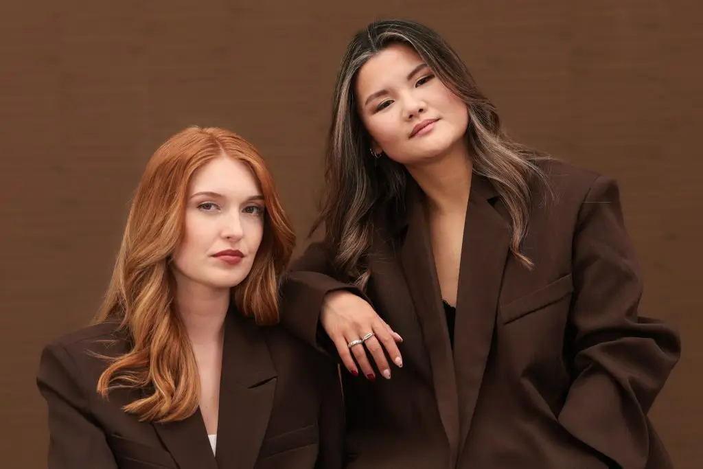 Twee vrouwen samen in bruintinten, gefotografeerd in een warm en editorial decor in de studio. Fotostudio Randstad