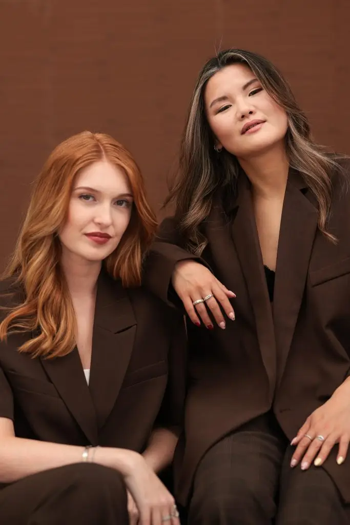 Daglichtstudio met donkerbruine trap en bruine achtergrond